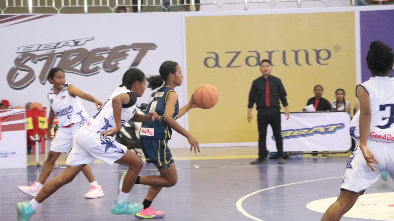 Pemain SMANSA Sentani (Kostum putih) saat bertanding melawan SMANDA Jayapura di ajang Honda DBL with Kopi Good Day Papua 2026, Rabu (4/1/2025). (CEPOSONLINE.COM/HANS PALEN).