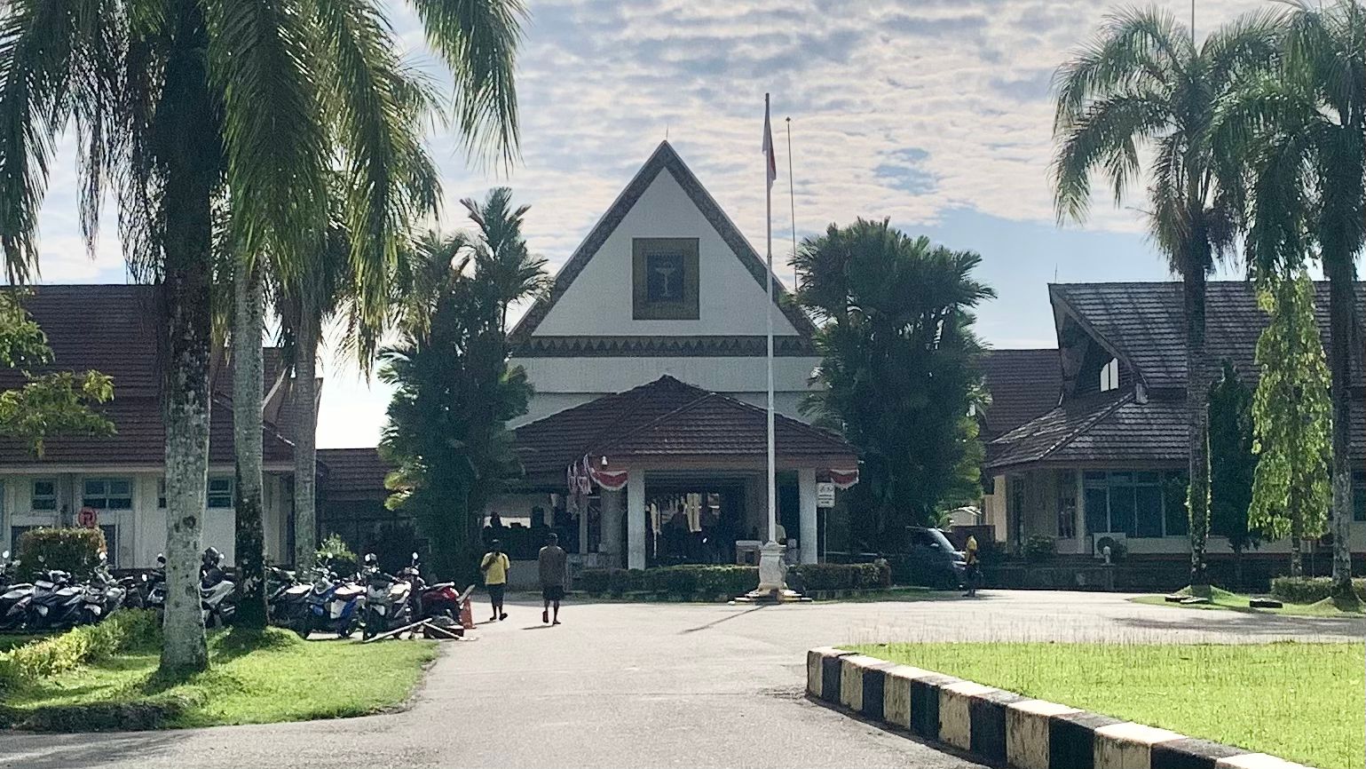 Tampak depan RSUD Mimika. (Foto: CEPOSONLINE.COM/MOH. WAHYU WELERUBUN).