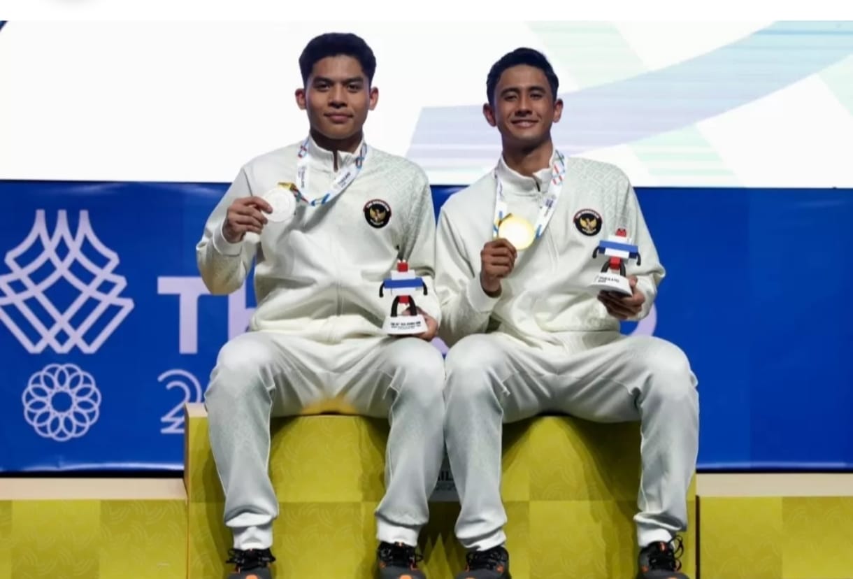 Moh Zaki Ubaidillah (kiri) dan Alwi Farhan, dua bintang muda Indonesia. (PBSI)