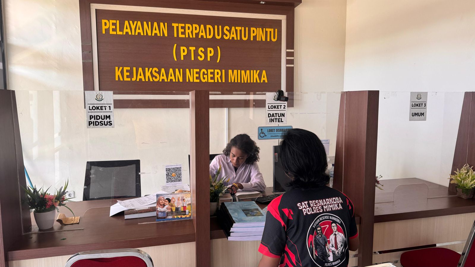 Proses penyerahan berkas perkara kasus tindak pidana narkotika ke Kejaksaan Negeri Mimika. (Dokumen/Ceposonline.com)