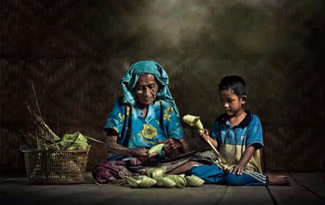 Seorang anak bersama neneknya. (Pinterest)