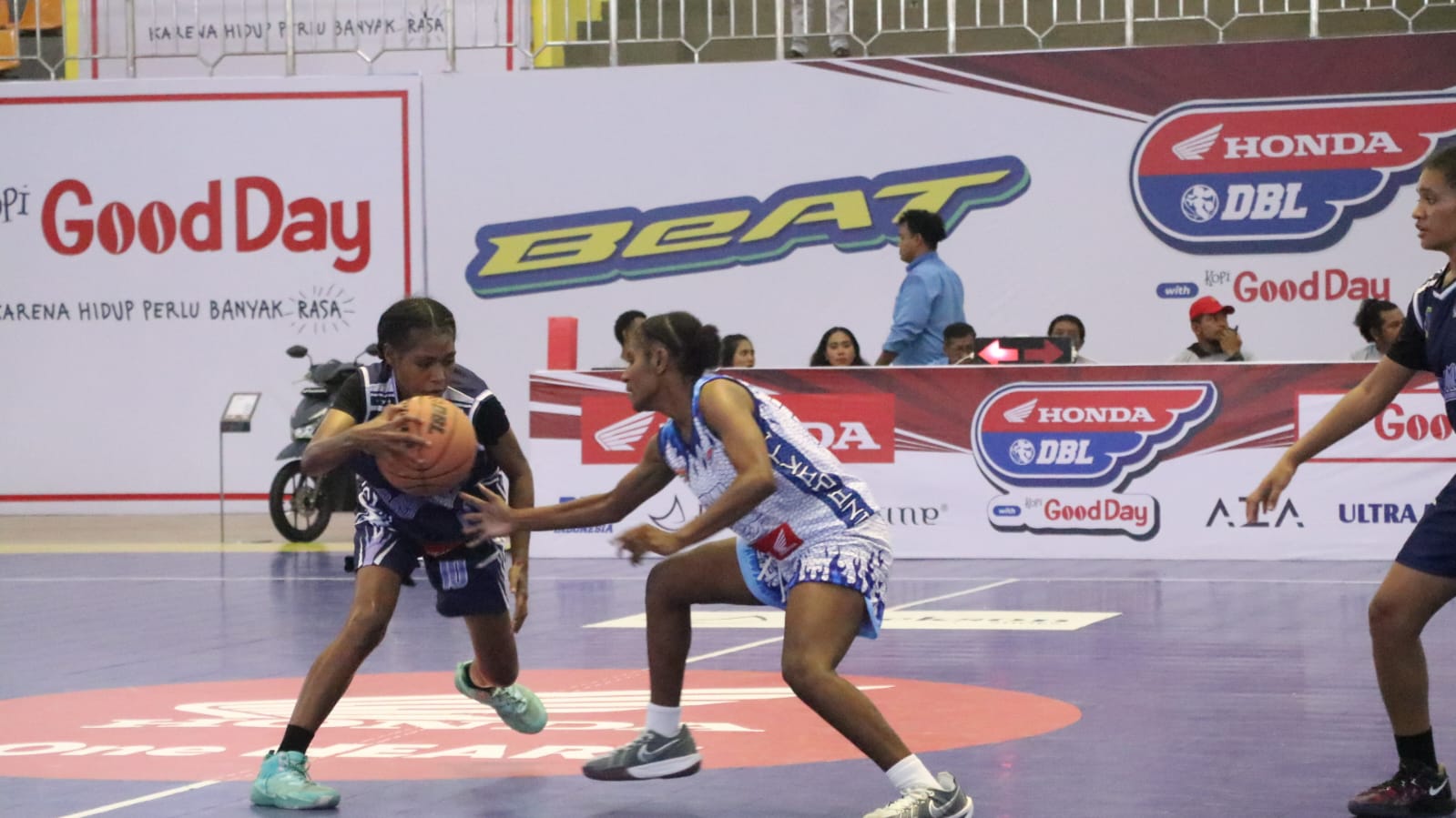 Duel antara pemain TB (Baju putih) dengan SMAN 1 Sentani pada laga Sefininal di Gor Waringin, Kamis (5/2/2026). (Ceposonline.com/Takim)