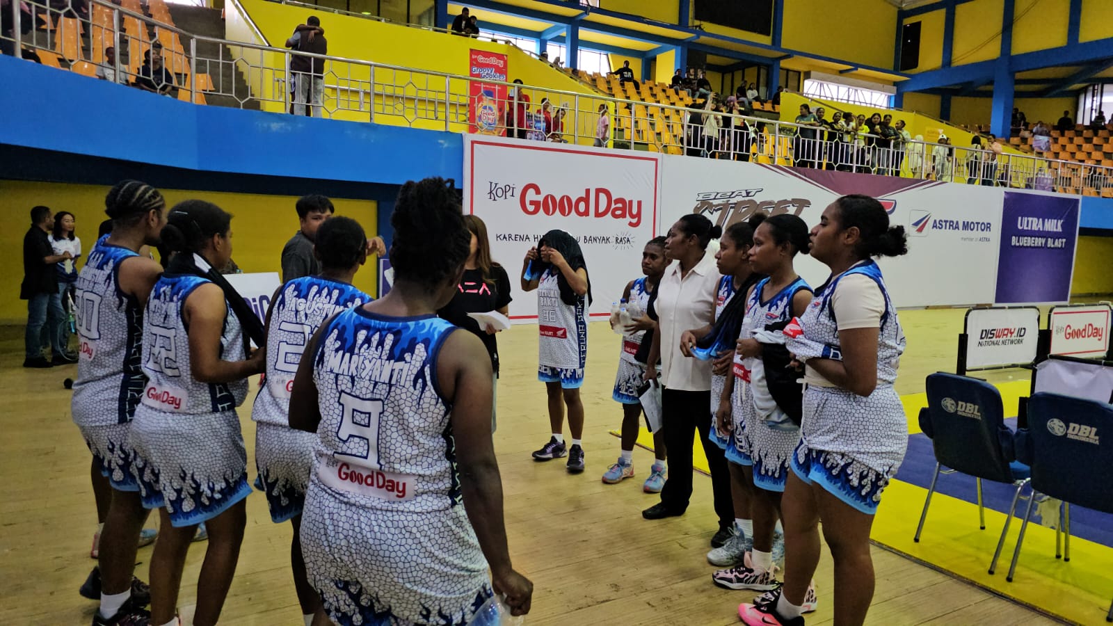 Pembasket Putri Teruna Bakti saat mendapat arahan pelatih usai melawan SMANSA Sentani di babak semifinal. (CEPOSONLINE.COM/HANS PALEN).