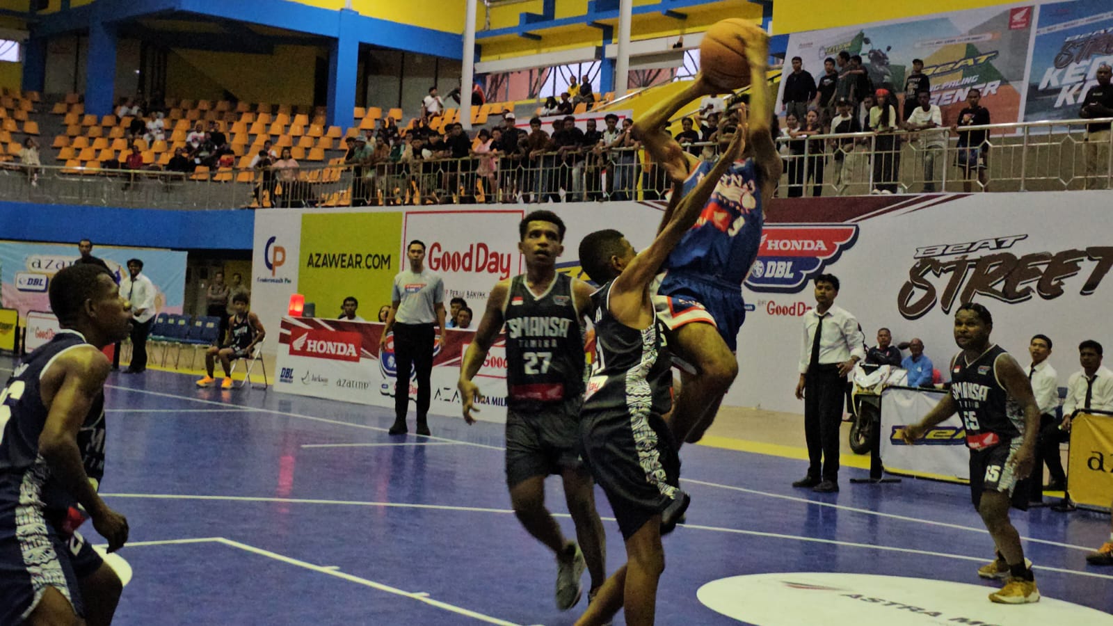 Pemain Basket SMA Jhon 23 Merauke saat bertanding melawan SMANSA Mimika. (CEPOSONLINE.COM/HANS PALEN).