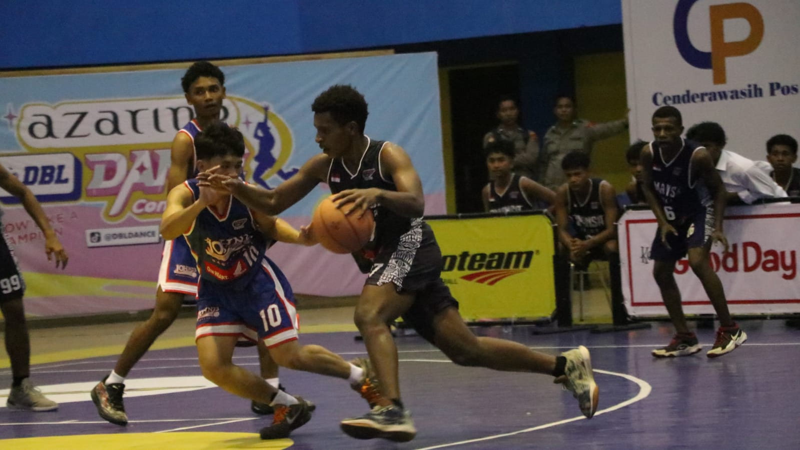 Duel sengit skuad SMA Jhon 23 Merauke dengan SMA 1 Mimika dalam laga semifinal di Gor Waringin Kota Jayapura, Kamis (5/2/2026).(Ceposonline.com/Takim)