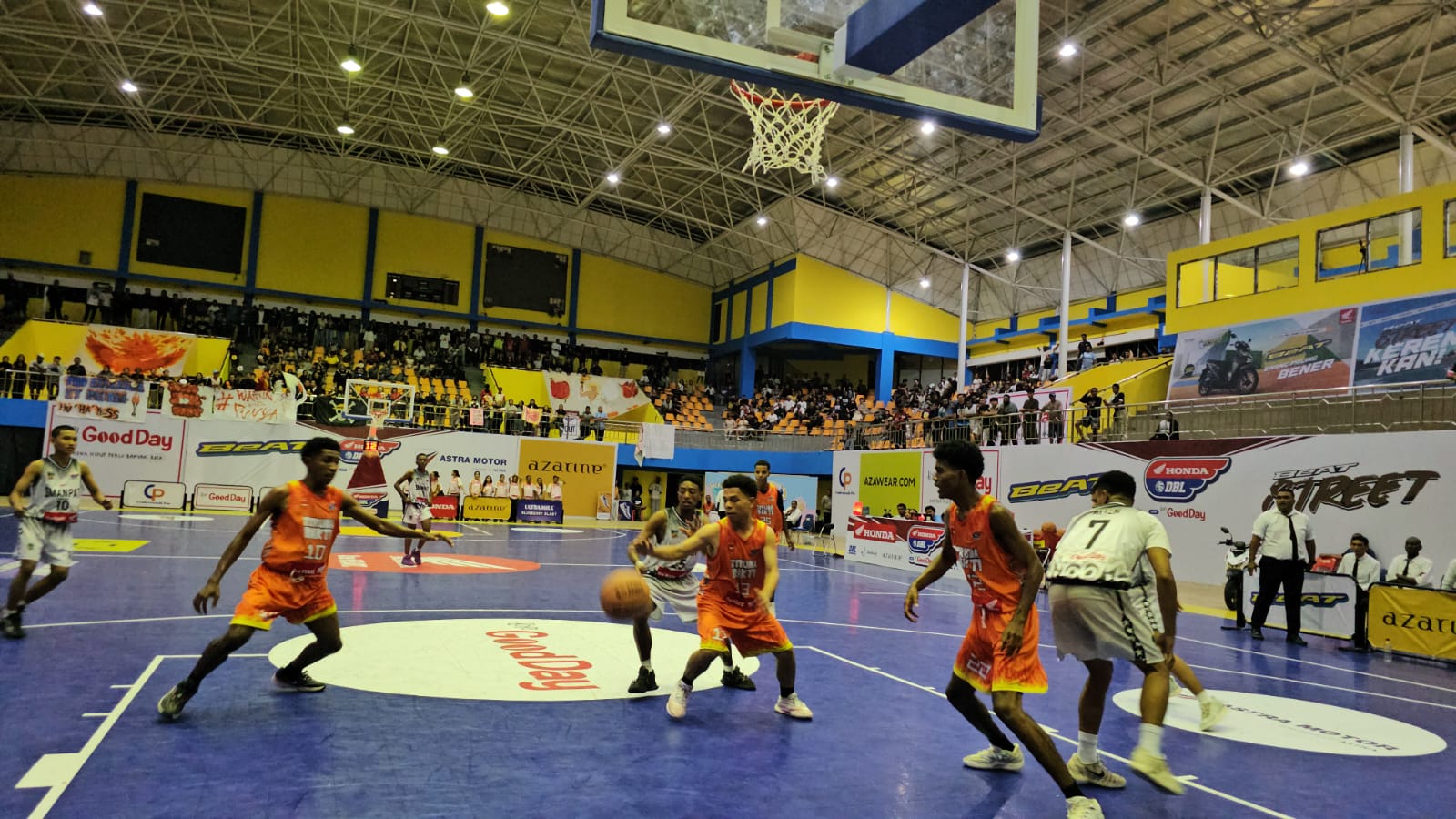 Pemain Teruna Bakti saat bertanding melawan SMA 4 Jayapura pada ajang Honda DBL with Kopi Good Day Papua 2026. (CEPOSINLINE.COM/HANS PALEN)