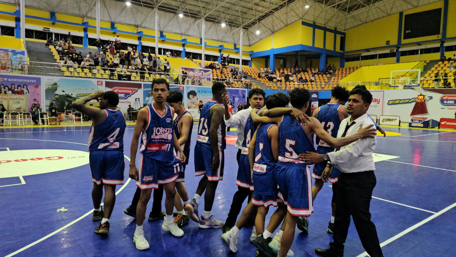 Pemain basket Putra SMA Jhon 23 Merauke saling berpelukkan usai menang atas SMA 1 Mimika di babak fantastic four, Kamis (5/2/2026) malam.