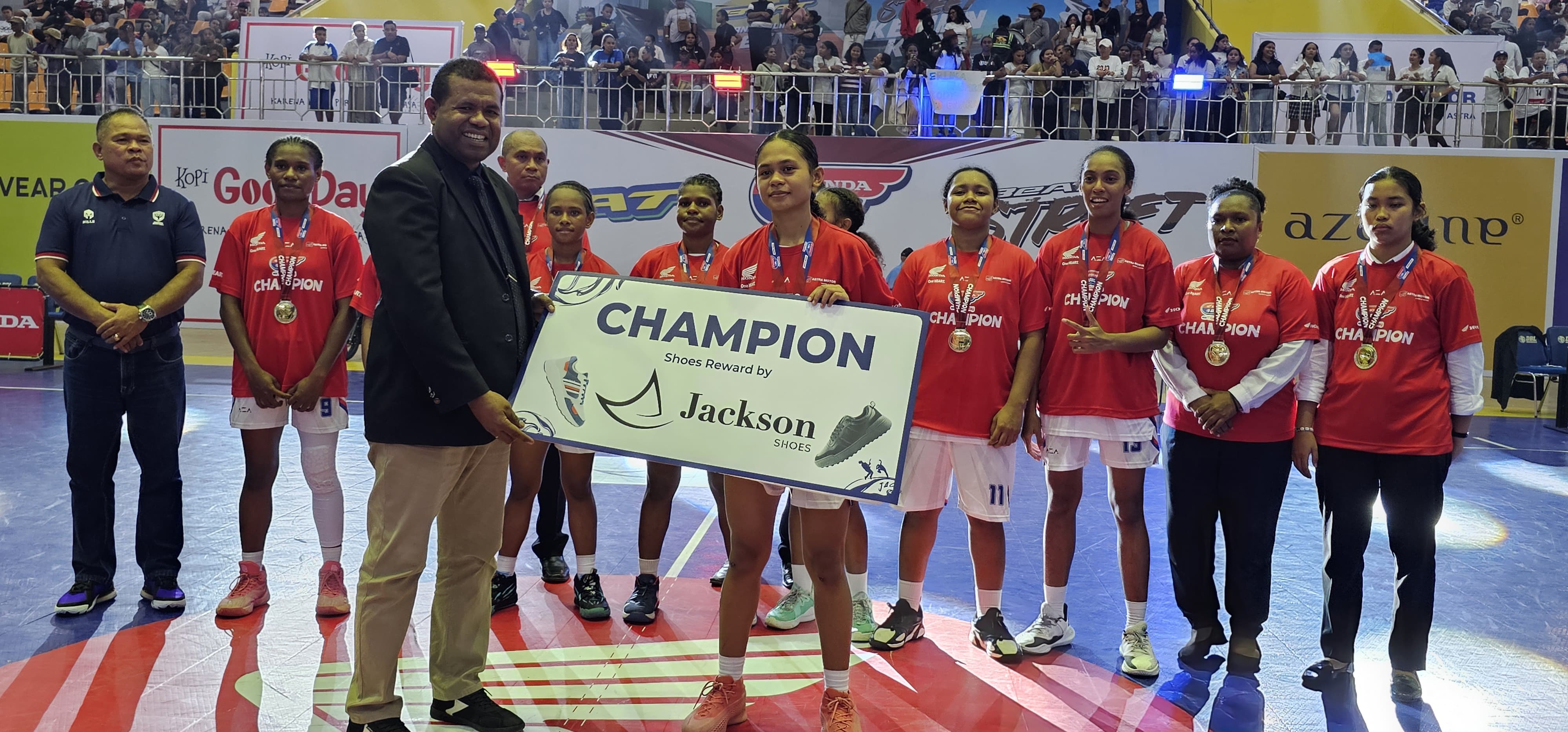 Kapten Asisi Sentani, Elisabet saat menerima gelar juara dari Pimpred Cepos, Luky Ireeuw pada ajang Honda DBL with Kopi Good Day 2026 Papua. (CEPOSONLINE.COM/HANS PALEN).