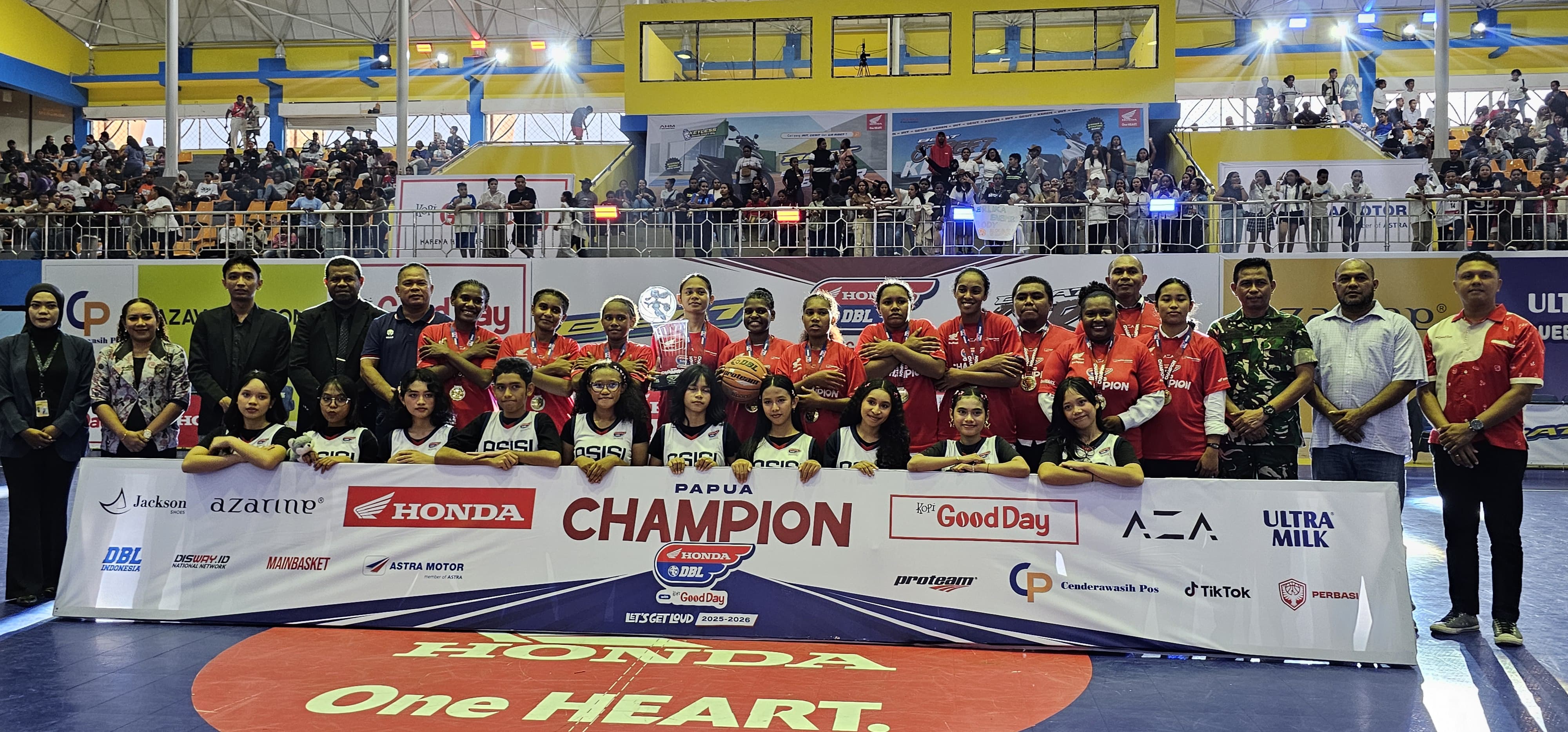 Srikandi SMA Asisi Sentani saat menyebat gelar juara pada ajang Honda DBL with Kopi Good Day 2026. (CEPOSONLINE.COM/HANS PALEN).