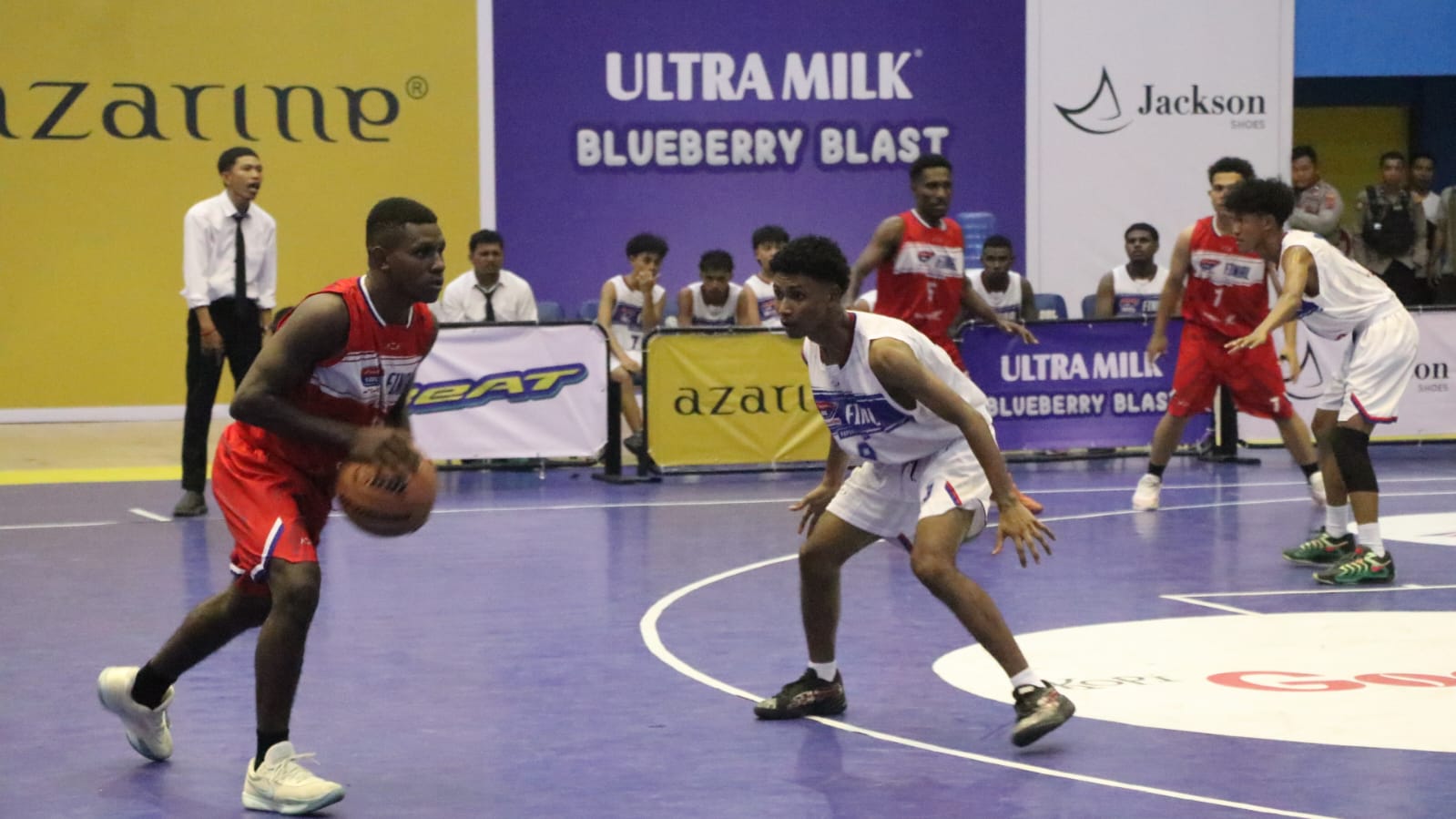 Pemain SMA Teruna Bakti mencoba melewati hadangan pemain SMA Jhon 23 Merauke, di GOR Waringin, Jumat (6/2/2026)