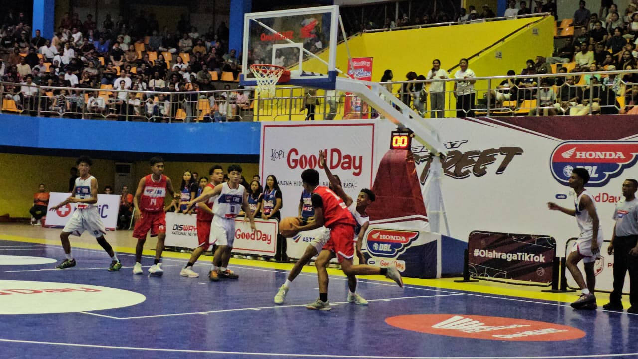 Pemain TB saat bertanding melawan SMA Jhon 23 Merauke di partai final Honda DBL with Kopi Good Day Papua 2026. (CEPOSONLINE.COM/HANS PALEN).