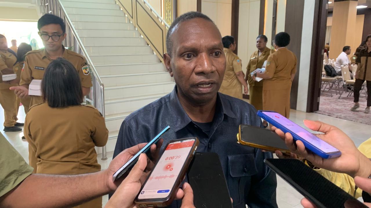 Ketua DPRK Mimika, Primus Natikapereyau. (Foto: CEPOSONINE.COM/MOH. WAHYU WELERUBUN)