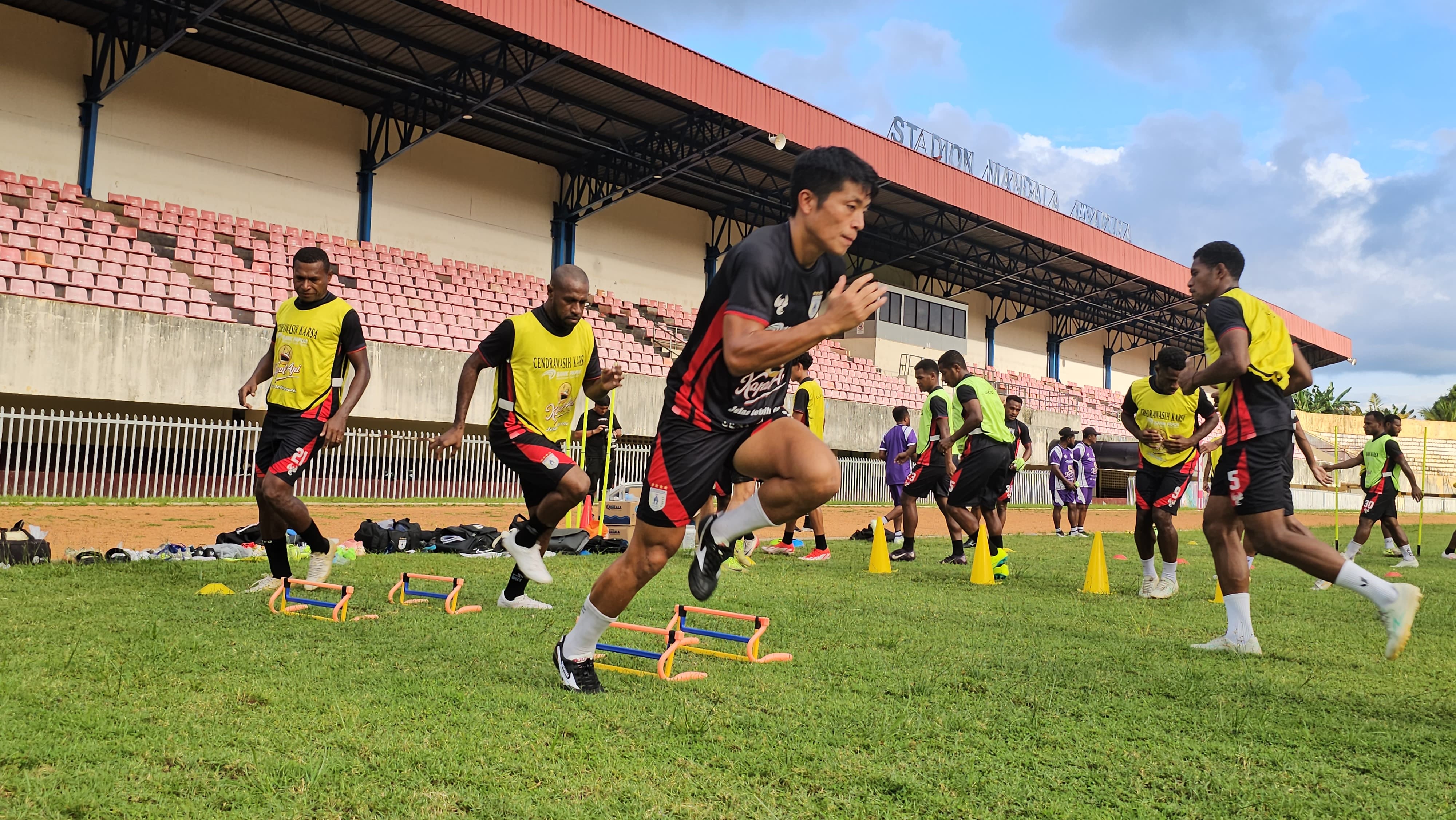 Takuya Matsunaga saat berlatih dengan rekan-rekannya di Persipura. (CEPOSONLINE.COM/HANS PALEN).