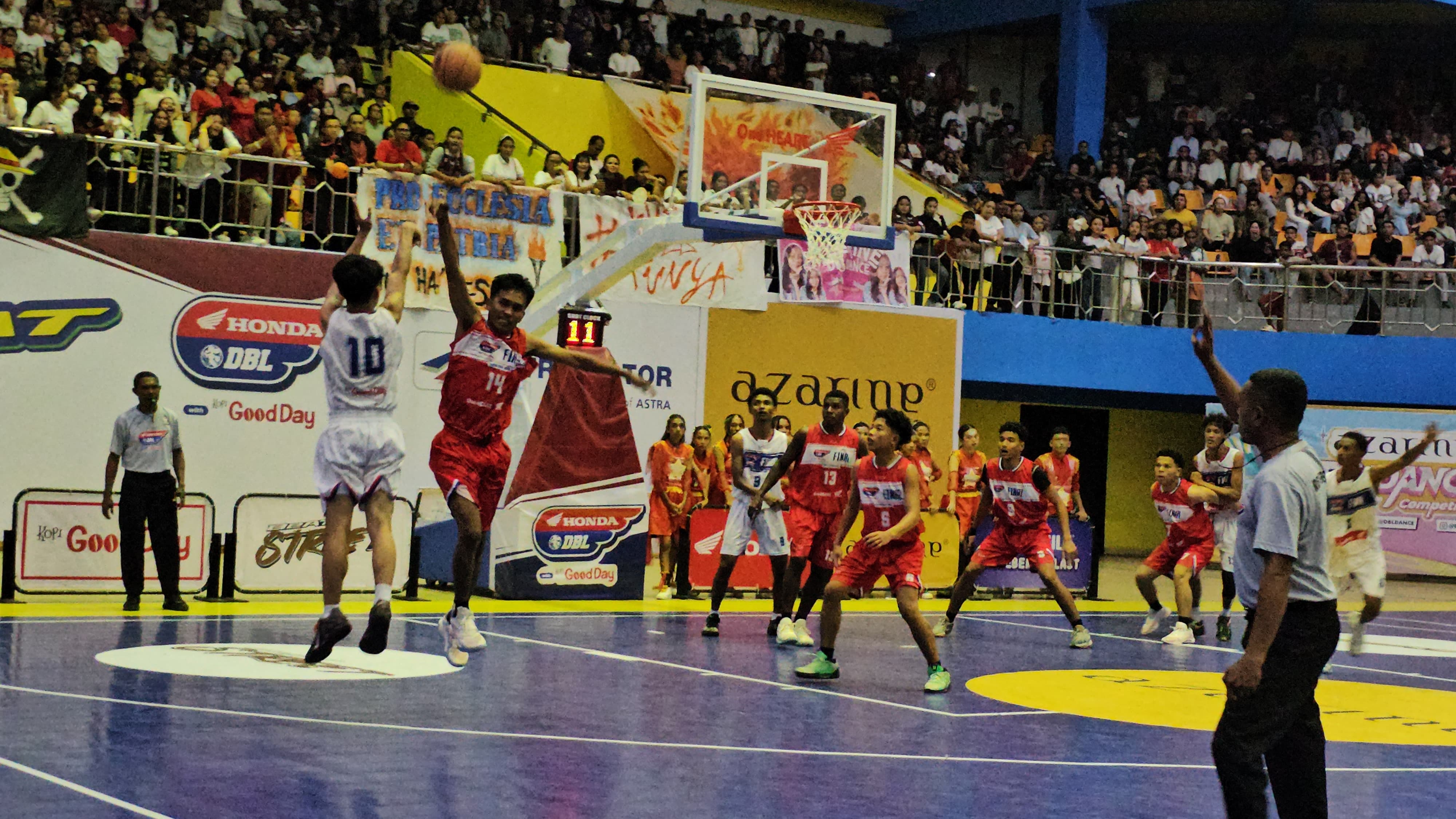 SMA Jhon 23 Merauke saat bertanding pada partai final melawan SMA Teruna Bakti, Jumat (6/2/2026). (CEPOSONLINE.COM/HANS PALEN)