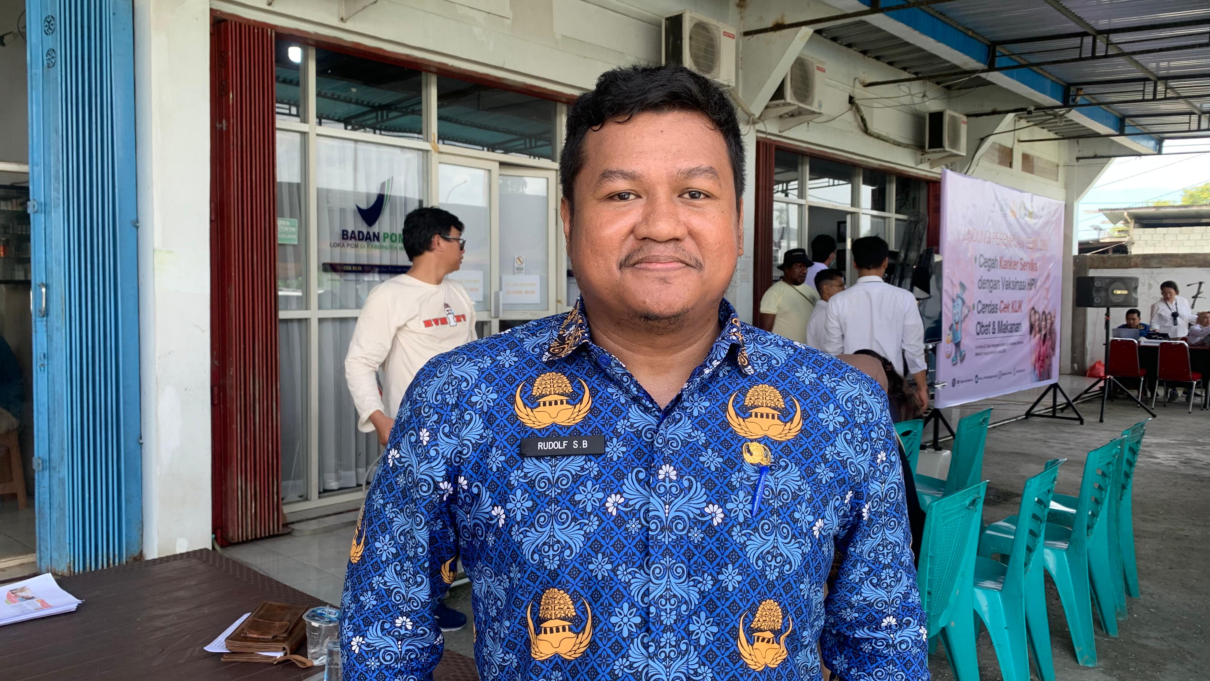 Kepala Kantor Loka POM di Kabupaten Mimika, Rudolf Bonay. (Foto: CEPOSONLINE.COM/MOH. WAHYU WELERUBUN).