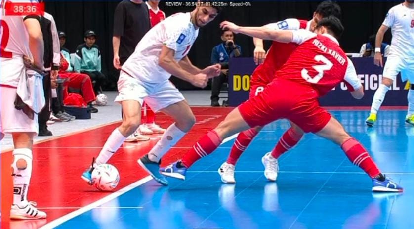 Gol Timnas Iran dianulir wasit setelah bola sudah dianggap keluar oleh wasit. (Tangkapan layar tiktok)