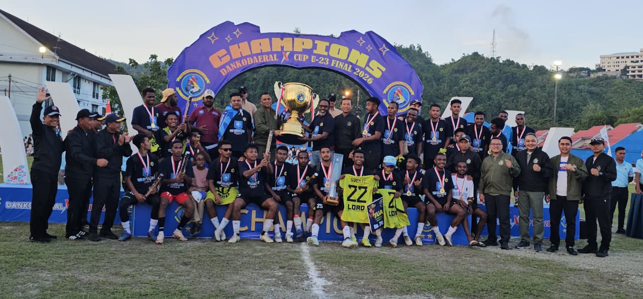 Komandan Kodaeral X, Mayjen TNI (Mar) Werijon saat menyerahkan piala kepada Tim Soren FC (CEPOSONLINE.COM/HANS PALEN)