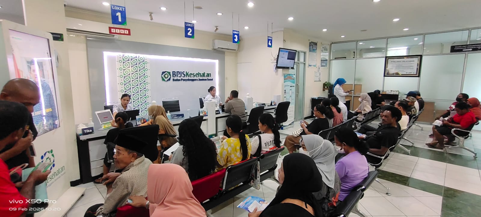 Sejumlah warga antri mengurus Kartu Peserta di Kantor BPJS Kesehatan Jayapura, Senin (9/2/2026). (Ceposonline.com/Jimianus Karlodi)
