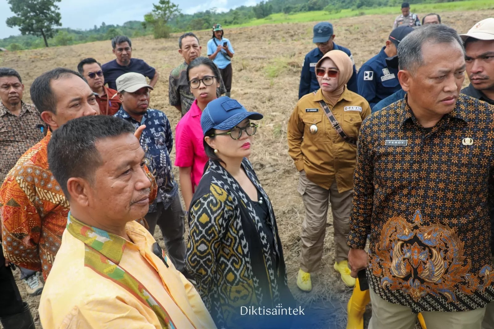 Wamendiktisaintek Stella Christie meninjau lokasi calon Sekolah Garuda di&nbsp;Desa Lebo Jaya,&nbsp;Kecamatan Konda, Konawe Selatan, Sultra. (Humas Kemendiktisaintek)