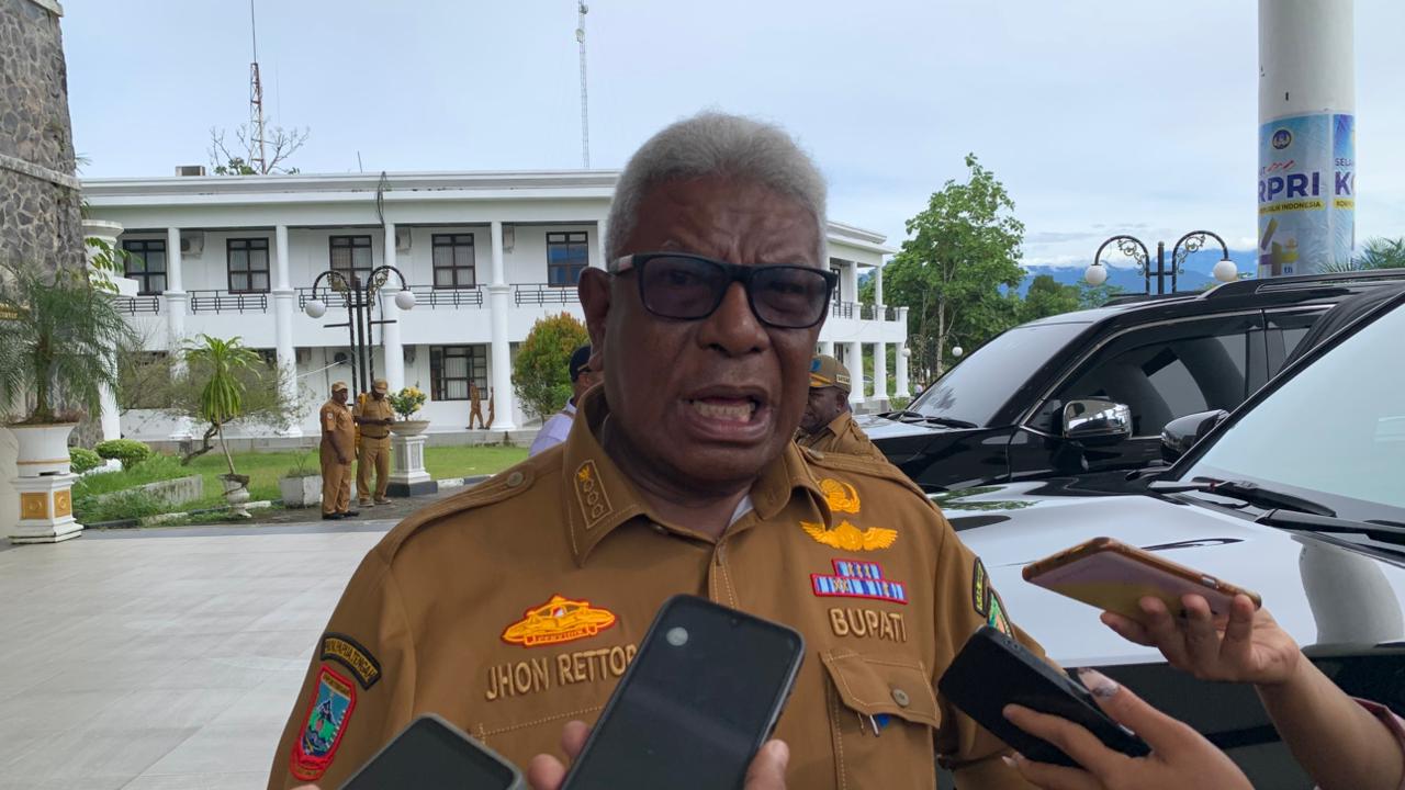 Bupati Mimika Johannes Rettob. (Foto: CEPOSONLINE.COM/MOH. WAHYU WELERUBUN).