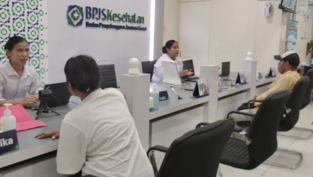 Sejumlah warga antri mengurus Kartu Peserta di Kantor BPJS Kesehatan Jayapura, Senin (9/2/2026). (Ceposonline.com/Jimianus Karlodi)