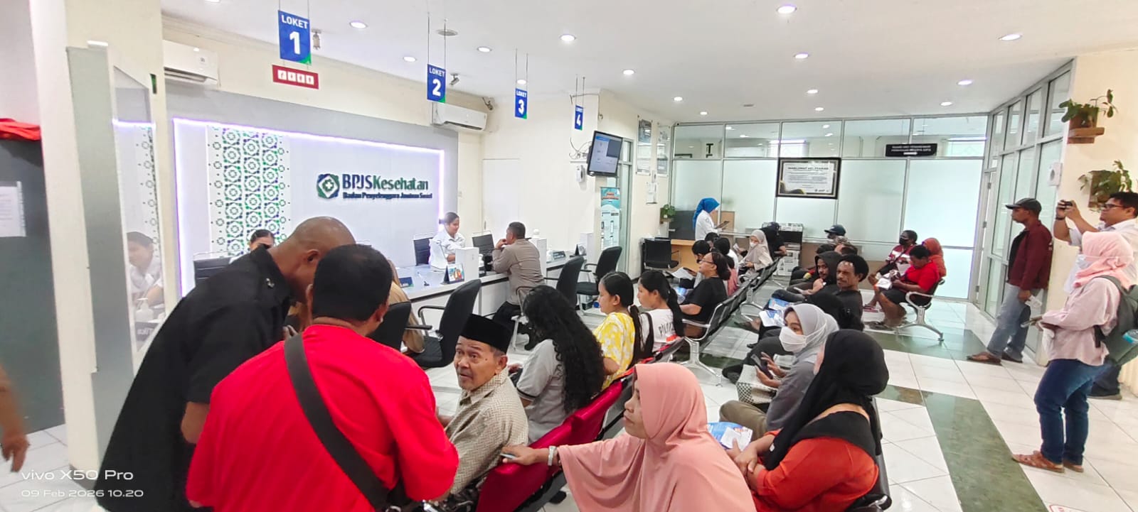 Sejumlah warga antri mengurus Kartu Peserta di Kantor BPJS Kesehatan Jayapura, Senin (9/2/2026). (Ceposonline.com/Jimianus Karlodi)