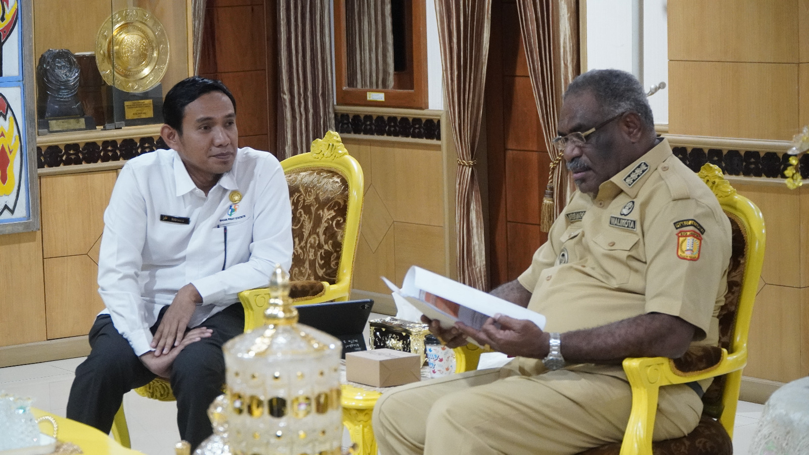 Wali Kota Jayapura, Abisai Rollo saat menerima kunjungan BPS Kota Jayapura, Selesa (10/2/2026). (CEPOSONLINE.COM/HUMAS PEMKOT).