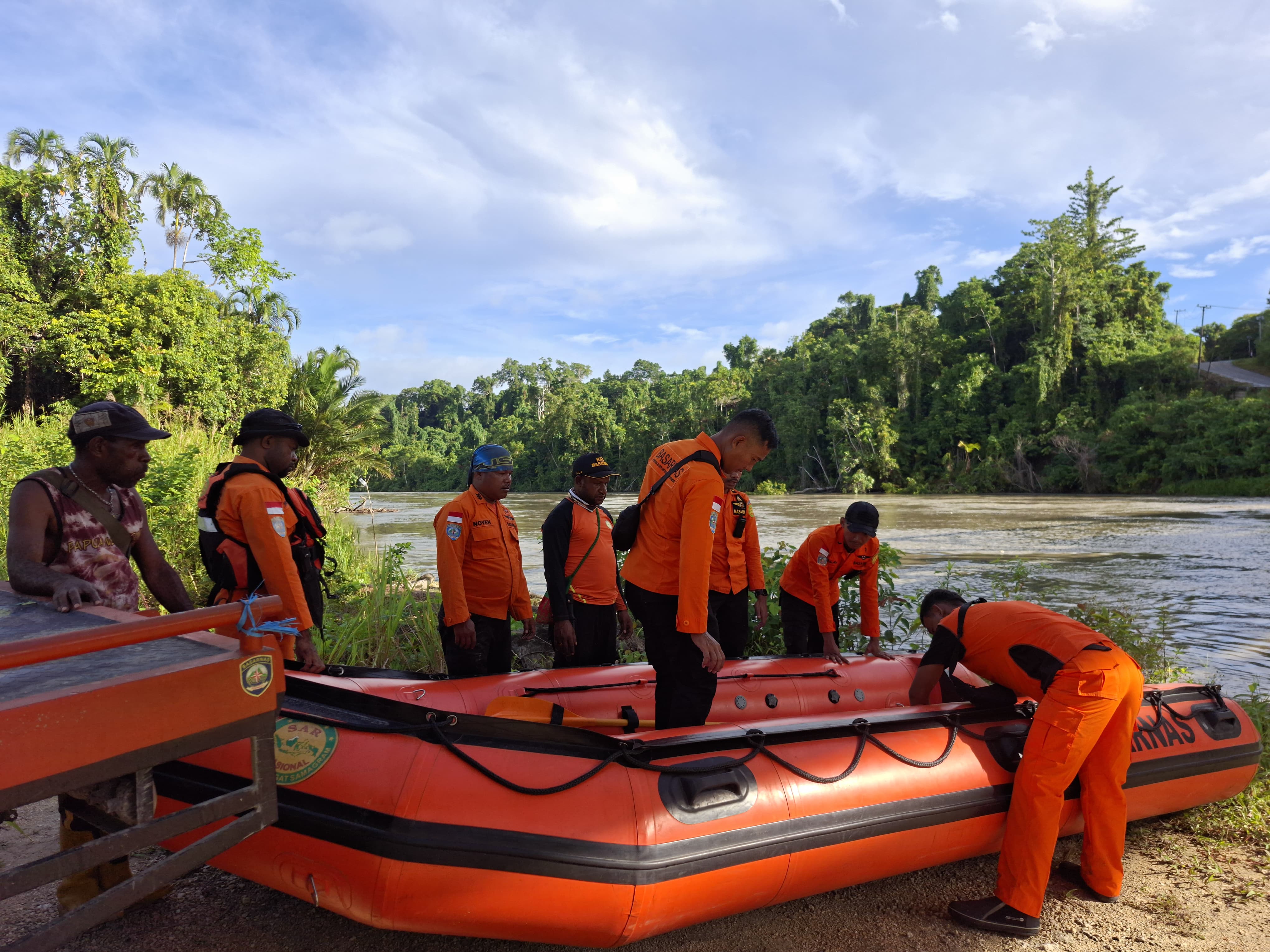 Tim SAR saat melakukan persiapan pencarian korban yang dilaporkan diterkam buaya di Sungai Tami, Selasa (10/2/2026). Foto: Humas Basarnas for Cepos