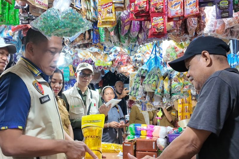 Satgas Pangan Papua saat melakukan sidak di salah satu pasar tradisional di Kota Jayapura, Selasa (10/2).
