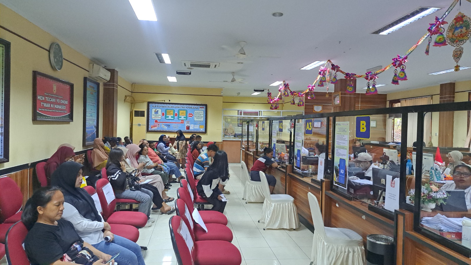 Suasana pelayanan di Kantor Dinas Kependudukan dan Catatan Sipil Kota Jayapura.