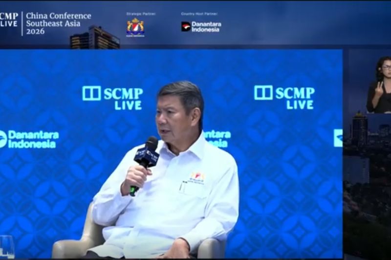 Utusan Khusus Presiden untuk Energi dan Lingkungan Hashim Djojohadikusumo (kiri), saat menjadi pembicara dalam forum China Conference Southeast Asia di St Regis Jakarta, Selasa (10/2/2026).