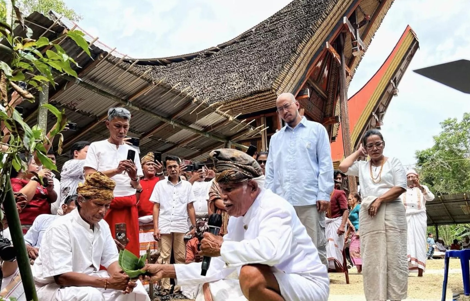 Komika Pandji Pragiwaksono saat menjalani peradilan adat di Tana Toraja.