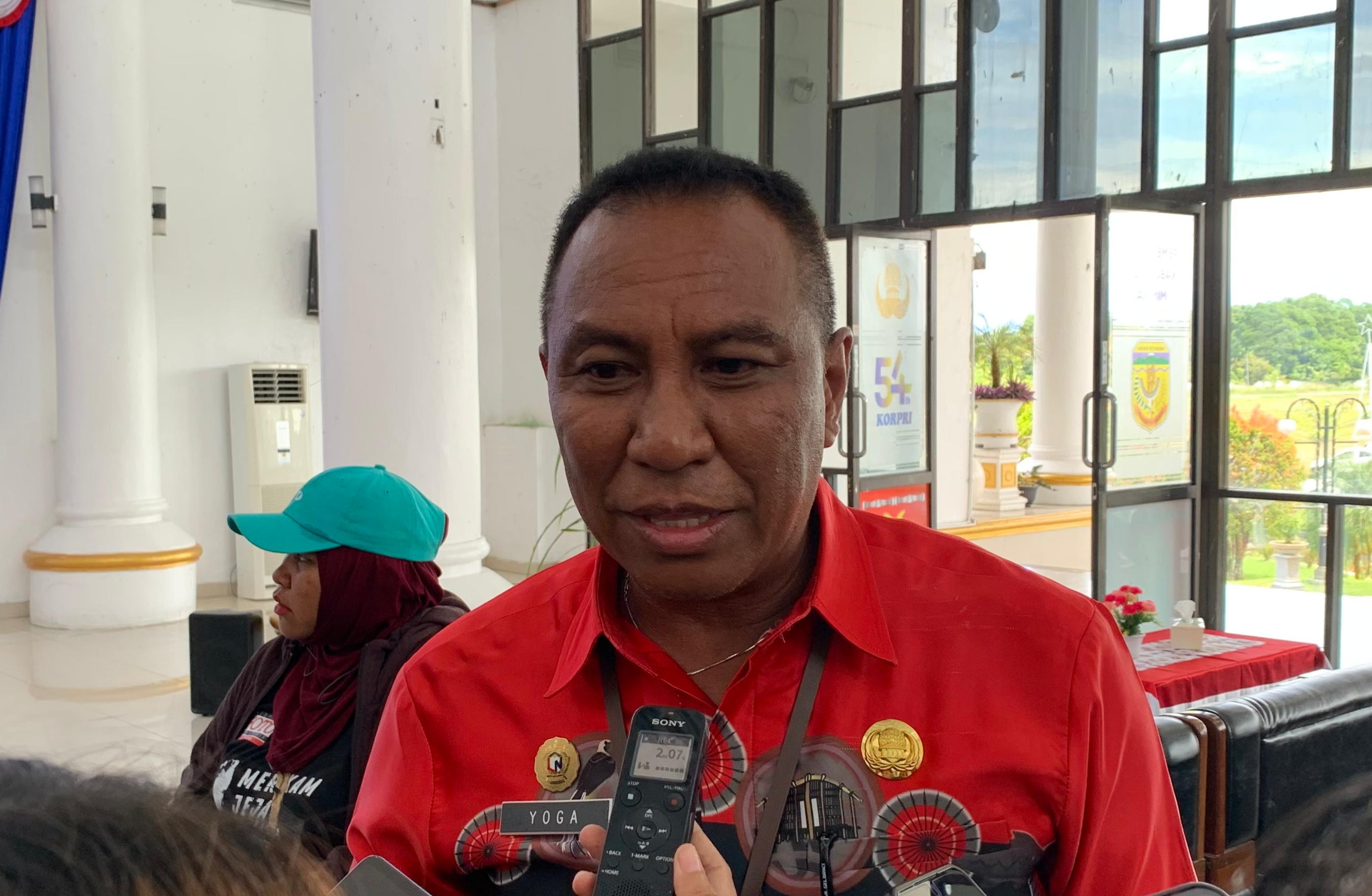 Kepala Dinas PUPR Kabupaten Mimika, Inosensius Yoga Pribadi. (Foto: CEPOSONLINE.COM/MOH. WAHYU WELERUBUN).