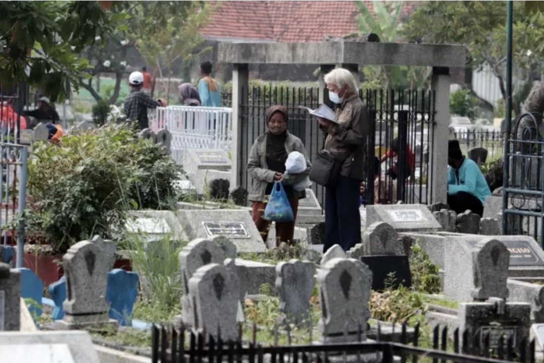 Ini 7 Alasan Mengapa Tradisi Nyekar Begitu "Sakral" dan Menyentuh Hati