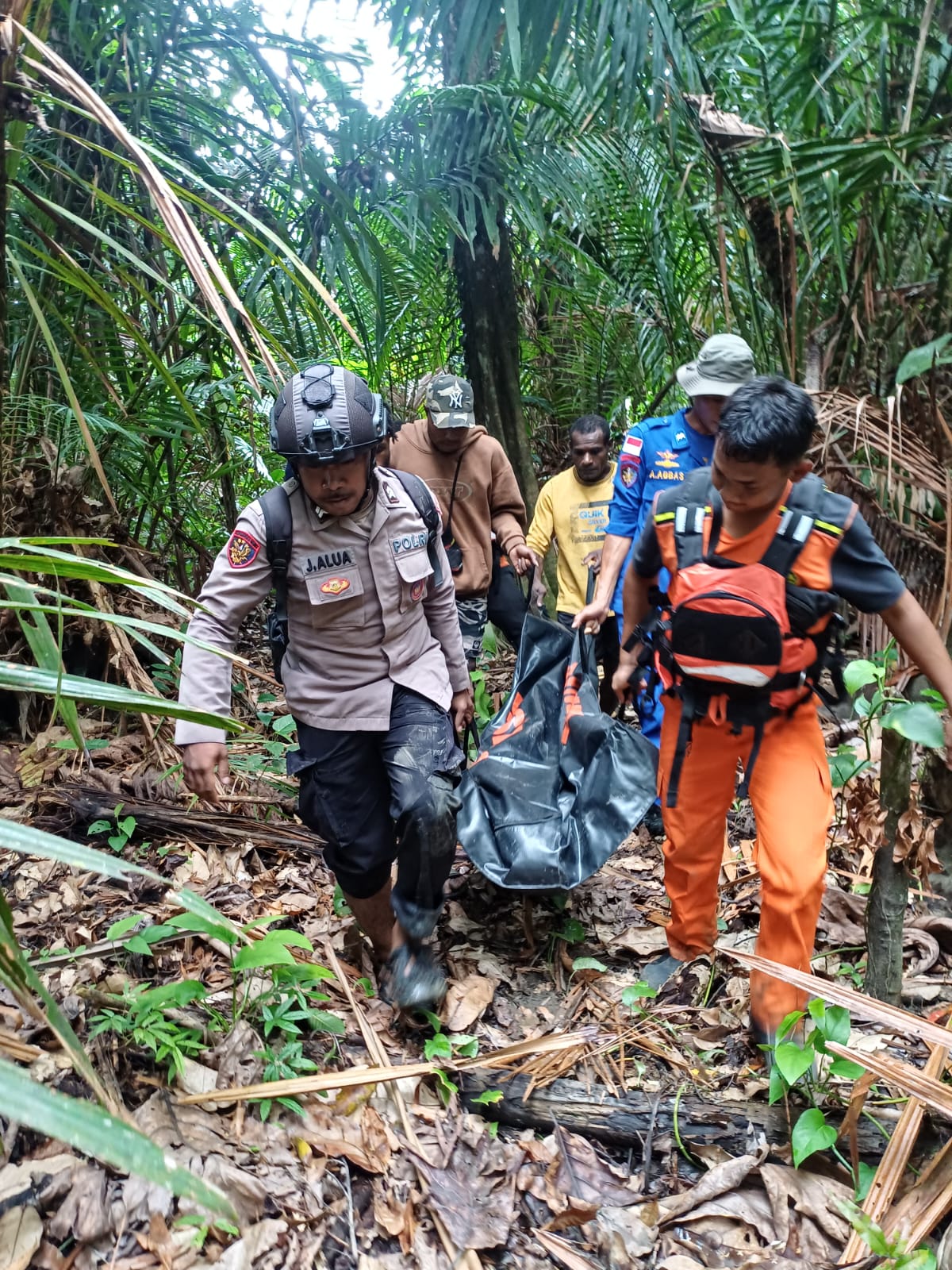 Tim SAR gabungan saat mengevaluasi korban yang tewas diterkam buaya di kali Tami, Rabu (11/2/2026).