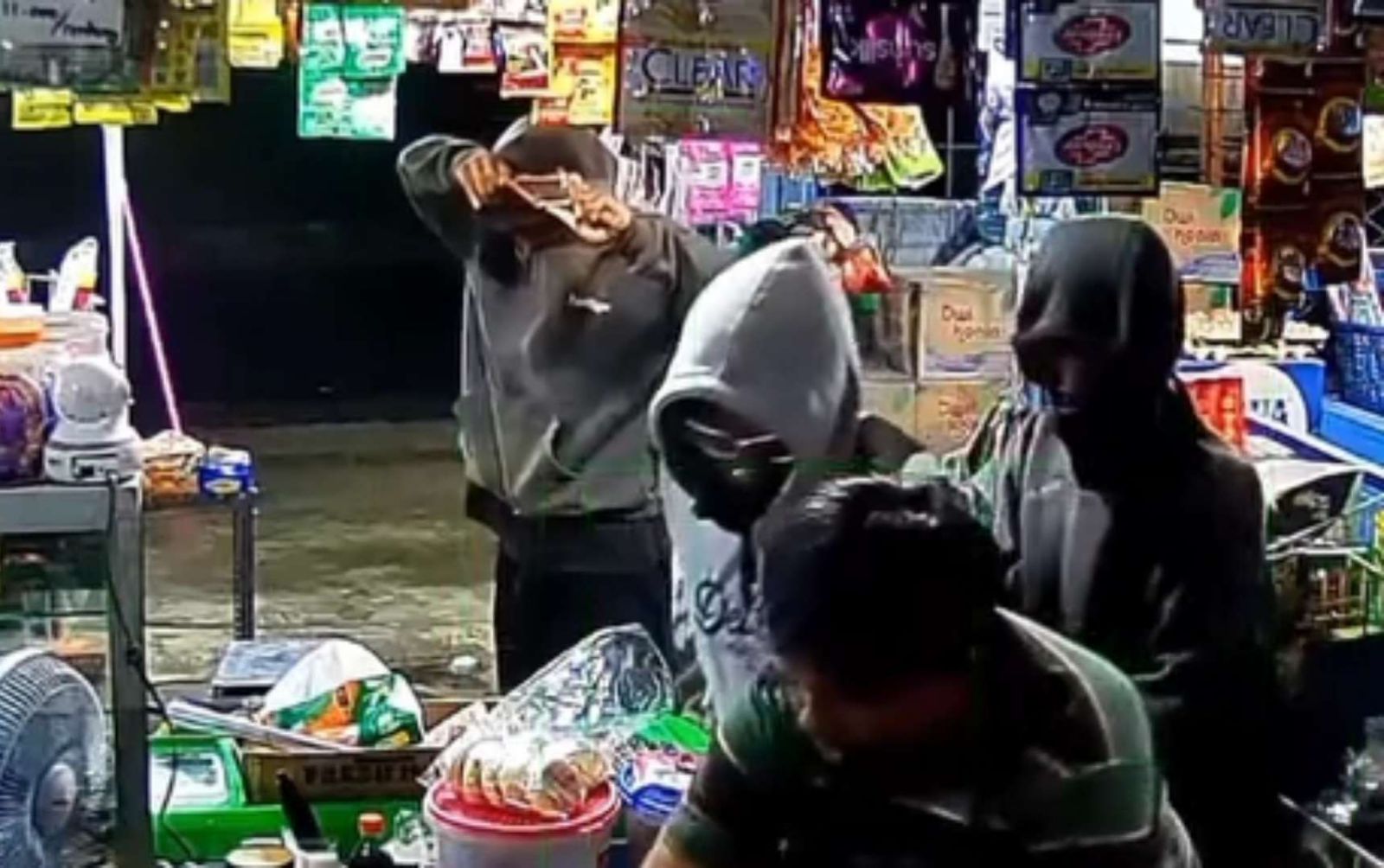 Tangkapan layar aksi kejahatan yang dilakukan oleh tiga orang pria di Mimika, Papua Tengah, Sabtu 7 Februari 2026.