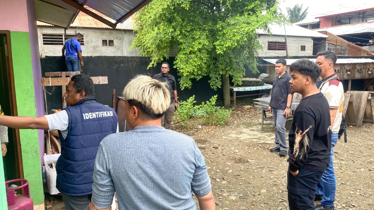 Tim INAFIS Polresta Jayapura Kota saat mengelar olah TKP di lokasi penembakan, Kamis (12/2/2026).(CEPOSONLINE.COM/JIMI).