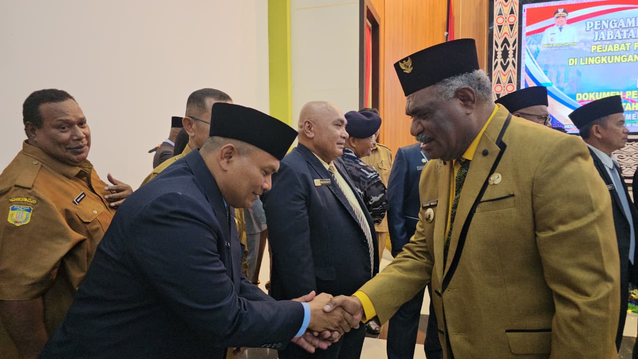 Wali Kota Jayapura, Abisai Rollo saat bersalaman dengan Kepala Dinas PUPR, Asep Khalib usai dilantik pada bulan Januari 2026 lalu. (CEPOSONLINE.COM/HANS PALEN).