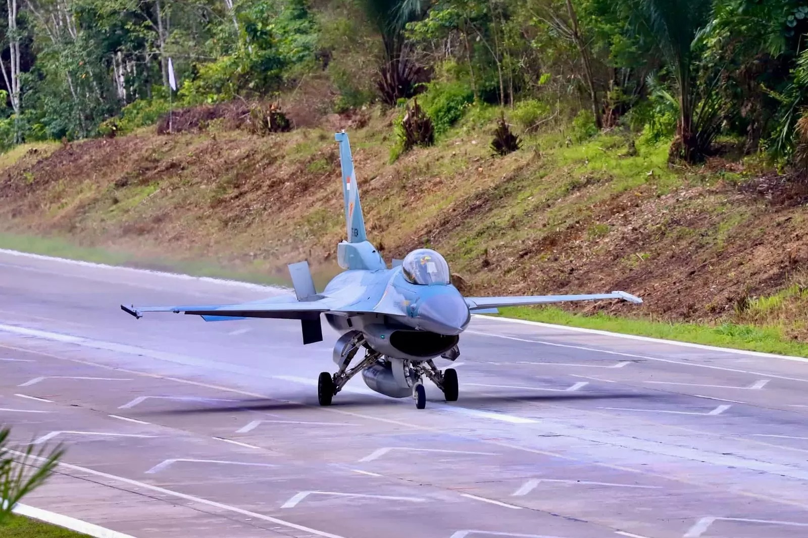 Pesawat Tempur Super Tucano dan F-16 Fighting Falcon TNI AU berhasil melakukan pendaratan di Jalan Tol pada Rabu (11/2). (TNI AU).