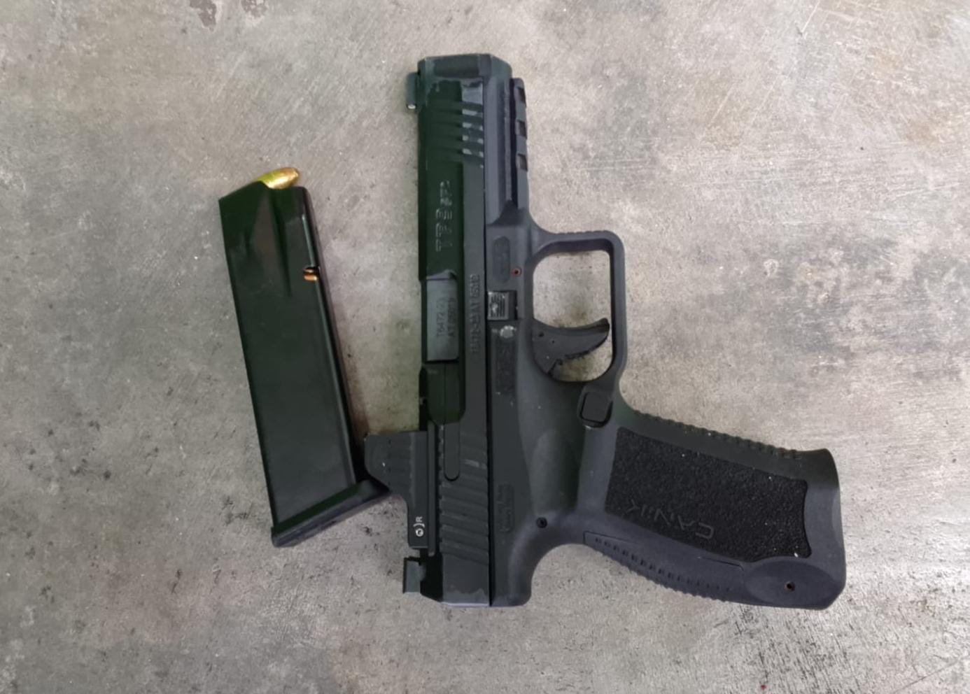 Pistol yang digunakan pelaku.