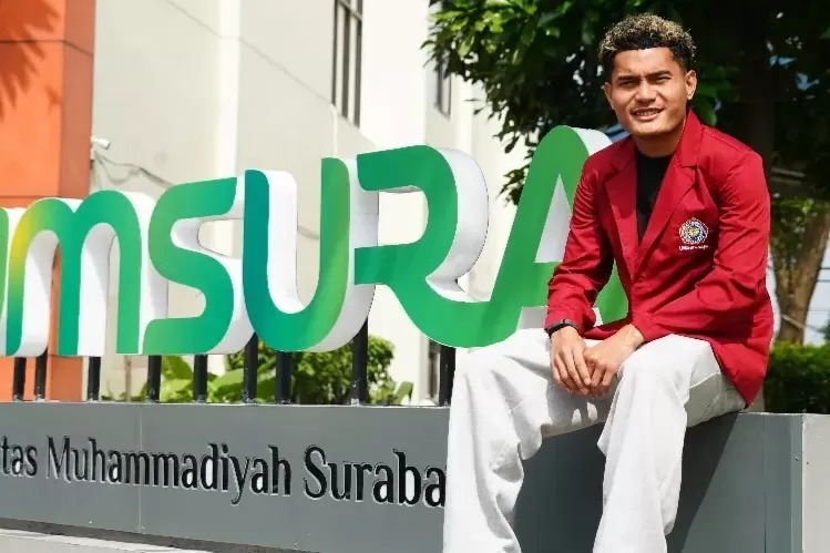 Bek Persebaya Mikael Tata resmi menjadi mahasiswa UM Surabaya. (Dokumentasi UM Surabaya)