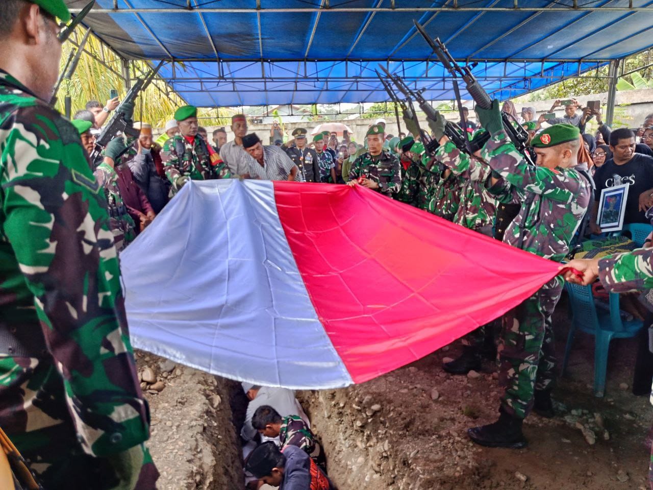 Prosesi pemakaman jenazah Sertu Arifin Cepa, anggota Koramil 1710-04/Tembagapura di Pemakaman Umum, Mimika, Kamis (12/2/2026).(CEPOSONLINE.COM/PENDAM/CEND)