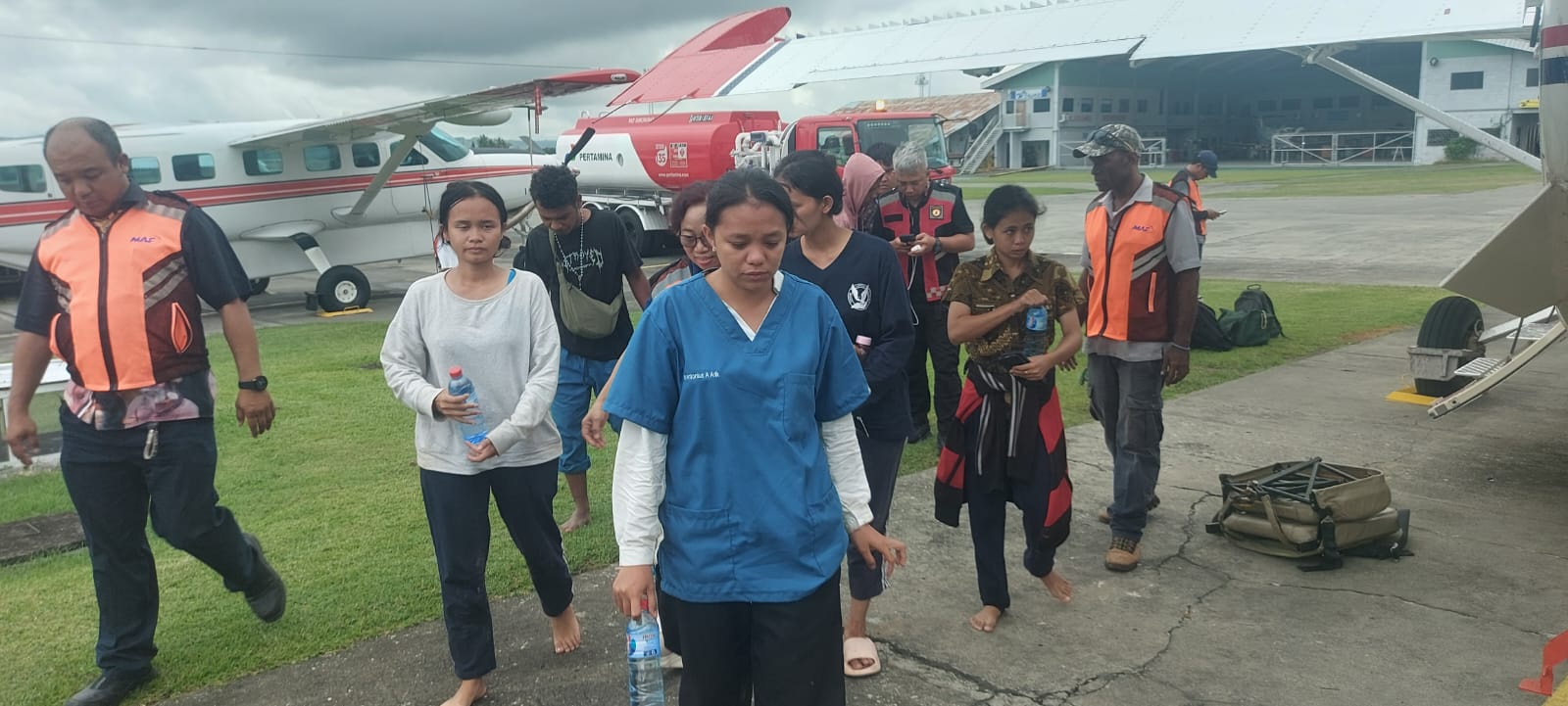 Guru dan Nakes dari Korowai mengungsi ke Jayapura pasca penembakan Pilot dan Co Pilot di Bandara Korowai, Rabu (11/2/2026)  (CEPOSONLINE.COM/HUMAS POLDA)