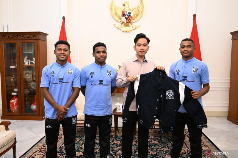 Wakil Presiden Gibran Rakabuming Raka (dua kanan) berfoto bersama tiga atlet muda dari Papua Football Academy (PFA) di Istana Wakil Presiden RI, Jakarta, Rabu (11/2/2026).