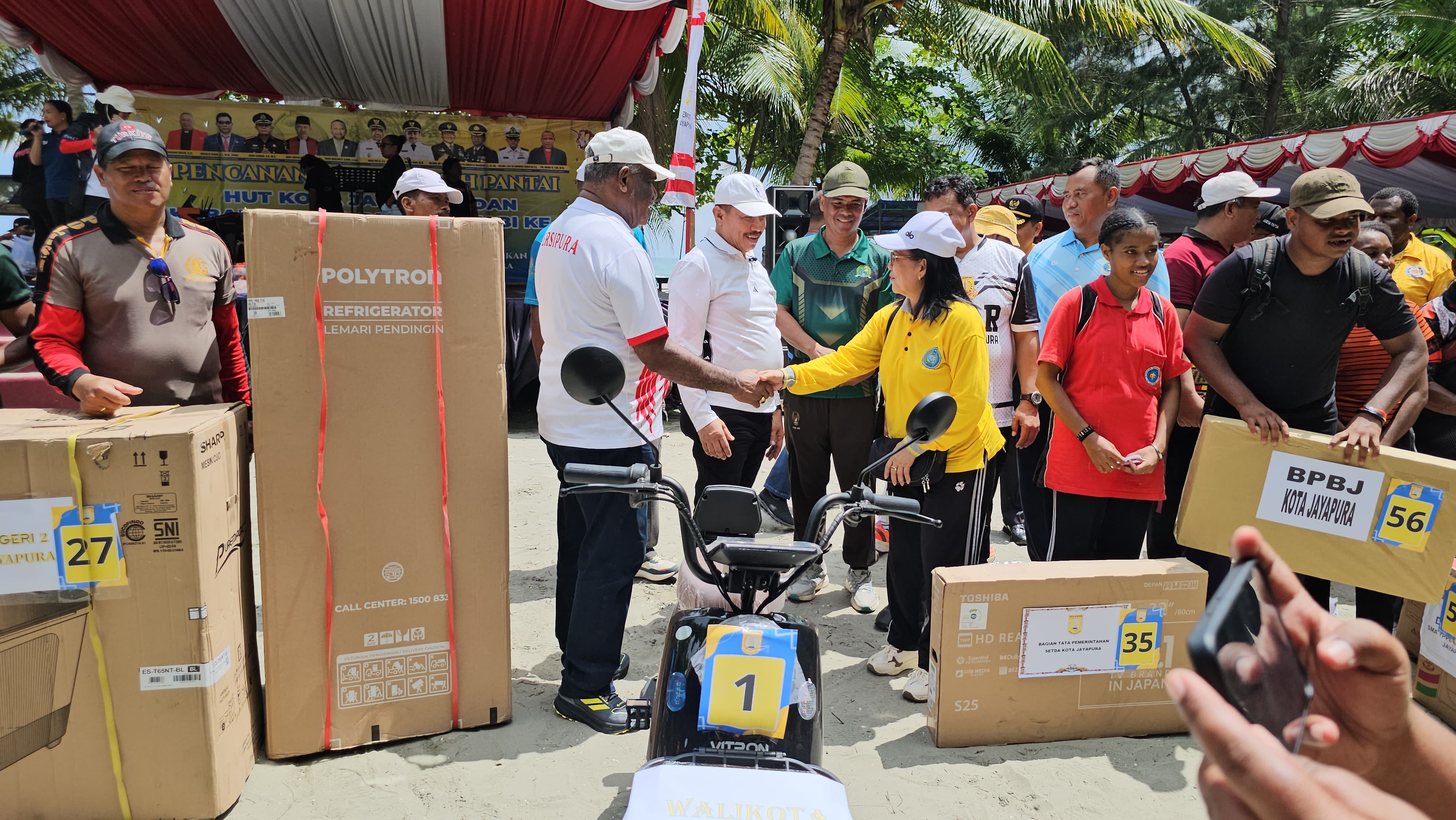 Wali Kota Jayapura, Abisai Rollo bersama Wakil Wali Kota saat bersalaman dengan masyarakat usai pencanangan HUT ke-116 Kota Jayapura di Pantai Holtekam, Jumat (13/2/2026). (CEPOSONLINE.COM/HANS PALEN)