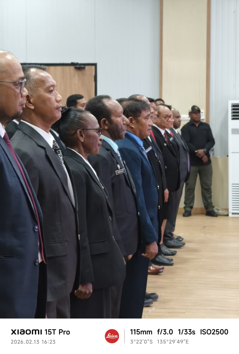 Para pejabat eselon III dan IV yang dilantik Gubernur Papua Tengah Meki Nawipa di Ballroom kantor Gubernur Papua Tengah, Jumat, (13/2/2026). (CEPOSONLINE.COM/HUMAS PEMPROV ABETH YOU).