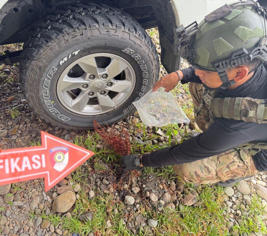 Polisi saat olah TKP rencana pembakaran Dua Unit Ambulans di Dekai, Yahukimo, Sabtu (14/2/2026) (CEPOSONLINE.COM/ODC)