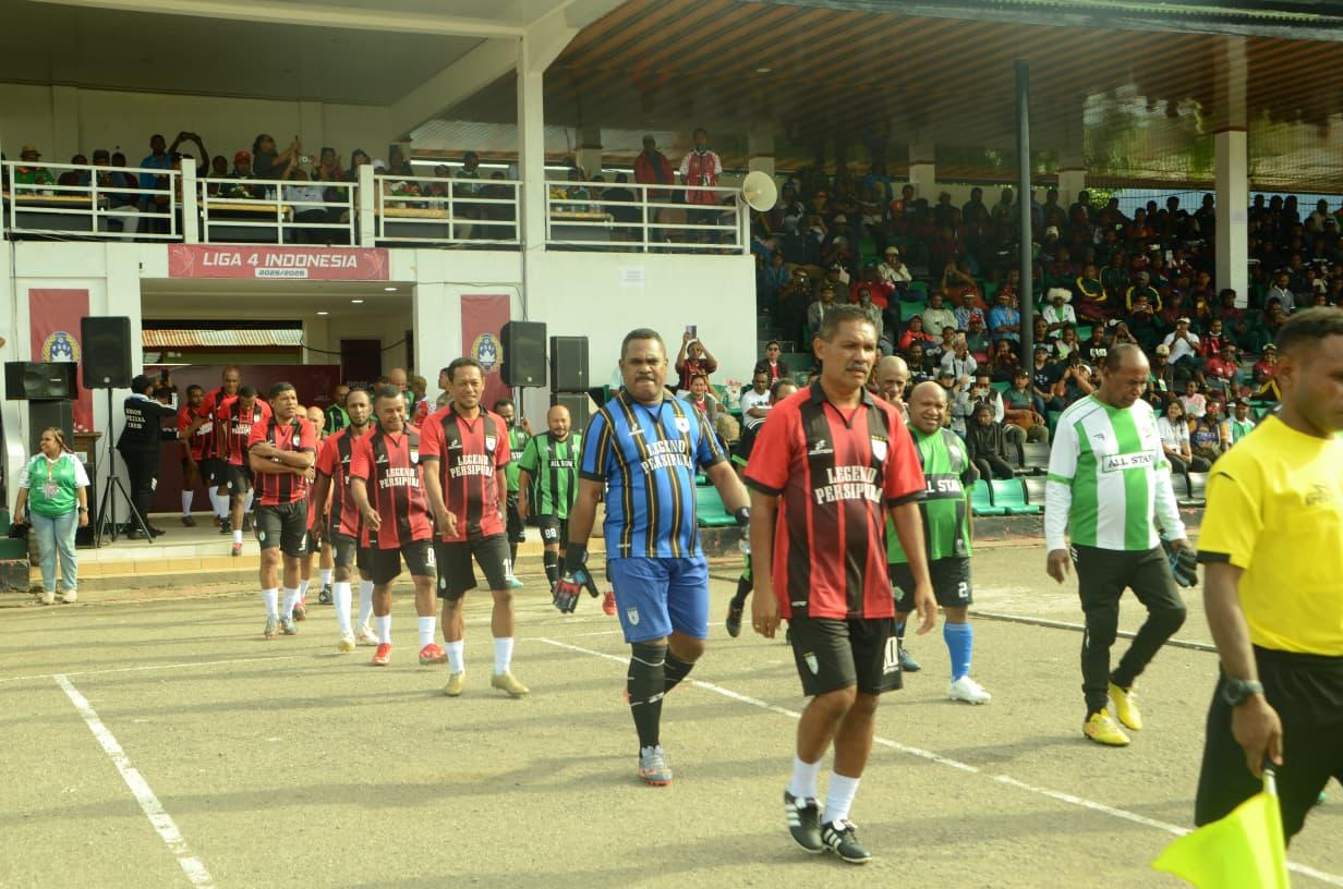 Mantan pemain Persipura Eduard Ivakdalam dkk bersama mantan pemain- pemain Persiwa memasuki Lapangan Pendidikan Wamena menjadi pembuka Liga IV zona Papua Pegunungan Sabtu (14/2/2026)