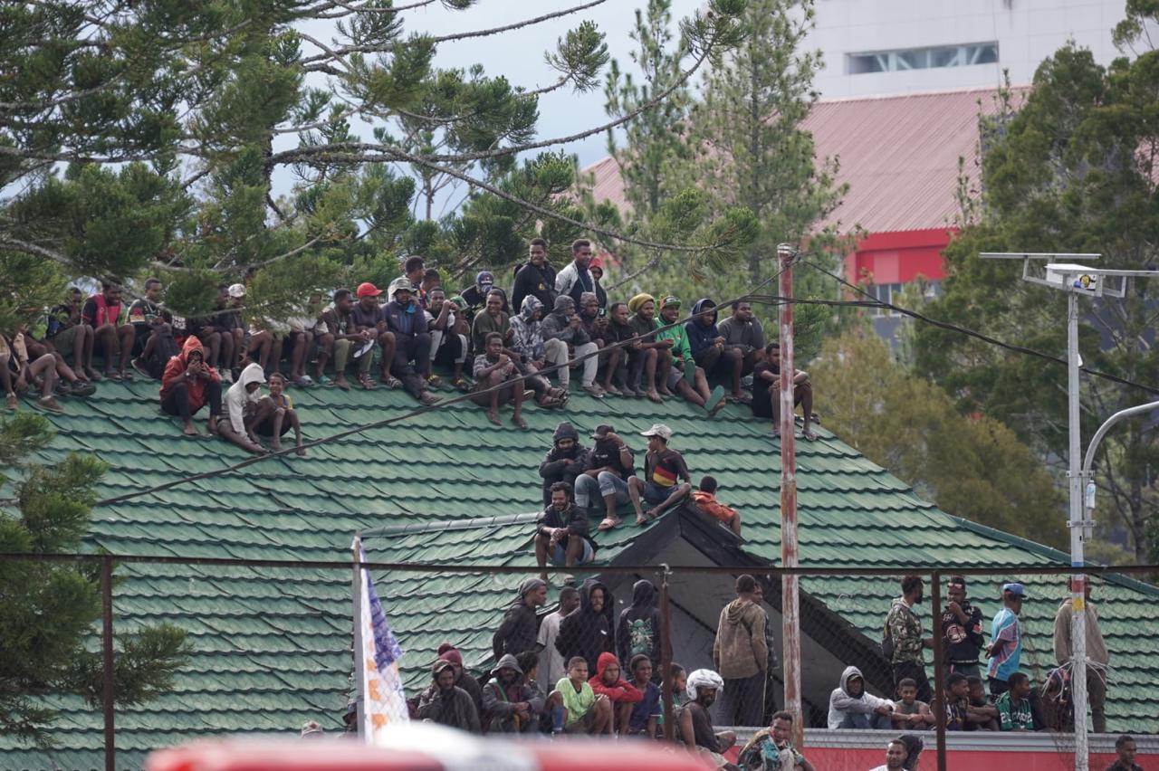 Masyarakat menyaksikan Pembukaan Liga IV Zona Papua Pegunungan dari Atas Pohon Maupun perumahan yang ada di depan Lapangan Pendidikan Wamena. Sabtu (14/2/2026)