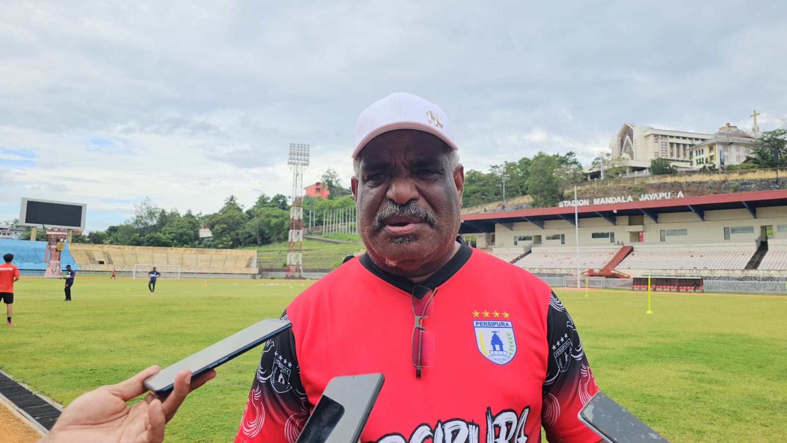 Ketua Harian Persipura, Abisai Rollo. (CEPOSONLINE.COM/HANS PALEN).